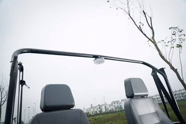 Mẫu xe UAZ Hunter phiên bản mới này vẫn kế thừa thiết kế cửa lấy gió ngoài đóng/mở phía trên ca-pô, đồng thời sẵn có hệ thống sấy ca-bin lấy sức nóng từ buồng động cơ. UAZ Việt Nam có thêm option điều hòa cho khách hàng có nhu cầu cho cả bản mui kín và mui trần.