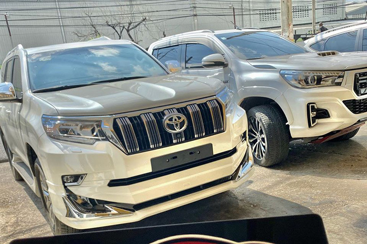 Tại thị trường Việt Nam, mẫu xe SUV Toyota Land Cruiser Prado cạnh tranh trực tiếp với Explorer và đang bỏ xa doanh số so với đối thủ. Dẫu vậy, Toyota vẫn muốn “đào sâu” khoảng cách đó với phiên bản nâng cấp mới được ra mắt.