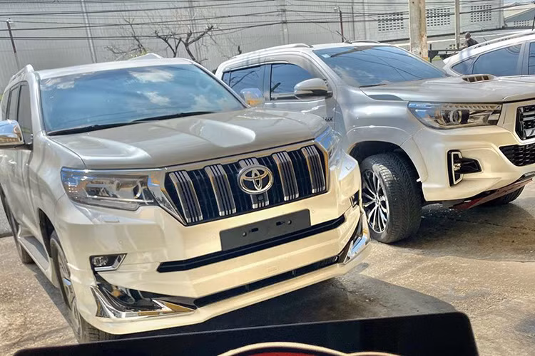 Tại thị trường Việt Nam, mẫu xe SUV Toyota Land Cruiser Prado cạnh tranh trực tiếp với Explorer và đang bỏ xa doanh số so với đối thủ. Dẫu vậy, Toyota vẫn muốn “đào sâu” khoảng cách đó với phiên bản nâng cấp mới được ra mắt.