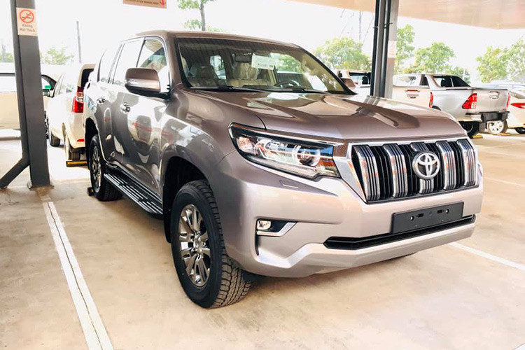 Hệ thống đảm bảo an toàn của dòng SUV cỡ lớn này gồm 4 phanh đĩa ở 4 bánh. Đi kèm theo đó là các hệ thống: ABS, EBD, BA, TCS, TRC, VSC, HAC, ESS, camera lùi và 7 túi khí. Giá xe Toyota Land Cruiser Prado 2020 bán ra chính hãng tại Việt Nam là 2,34 tỷ đồng, đắt hơn mức giá 2 ttỷ đồng của Ford Explorer hiện tại.