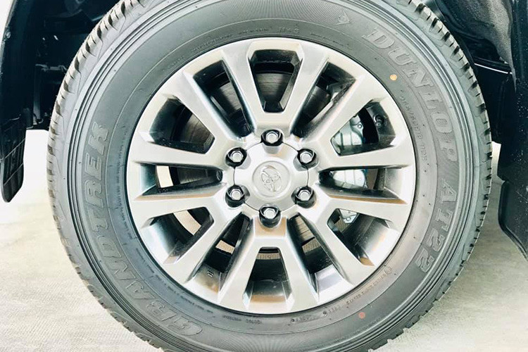 Cụm đèn pha của xe được Toyota sử dụng công nghệ LED. Phiên bản mới cũng bổ sung thêm đèn tự động bật tắt và chức năng rửa đèn xe. Bánh xe mâm đúc đường kính 18-inch dạng đa chấu kép đặc trưng cho dòng xe thể thao việt dã, giúp xe ổn định và dễ điều khiển hơn, tạo cảm giác êm ái cho hành khách trên mọi địa hình.
