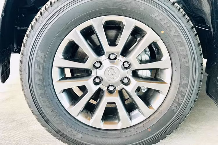 Cụm đèn pha của xe được Toyota sử dụng công nghệ LED. Phiên bản mới cũng bổ sung thêm đèn tự động bật tắt và chức năng rửa đèn xe. Bánh xe mâm đúc đường kính 18-inch dạng đa chấu kép đặc trưng cho dòng xe thể thao việt dã, giúp xe ổn định và dễ điều khiển hơn, tạo cảm giác êm ái cho hành khách trên mọi địa hình.