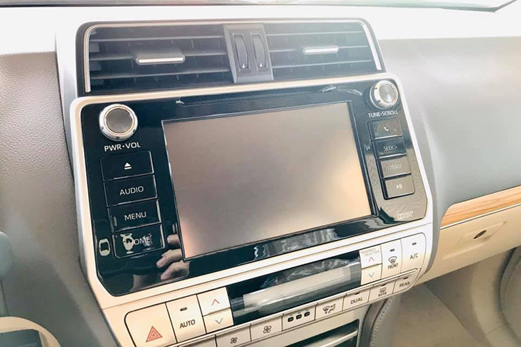 Hệ thống âm thanh của dòng xe Toyota Land Cruiser Prado 2020 cũng rất chất với 9 loa cùng đầu DVD, màn hình cảm ứng, USB, AUX, bluetooth. Và 1 điểm mới ở thế hệ này Prado đã có thêm cổng sạc pin điện thoại. Cùng với đó là chức năng khởi động bằng nút bấm hiện đại.