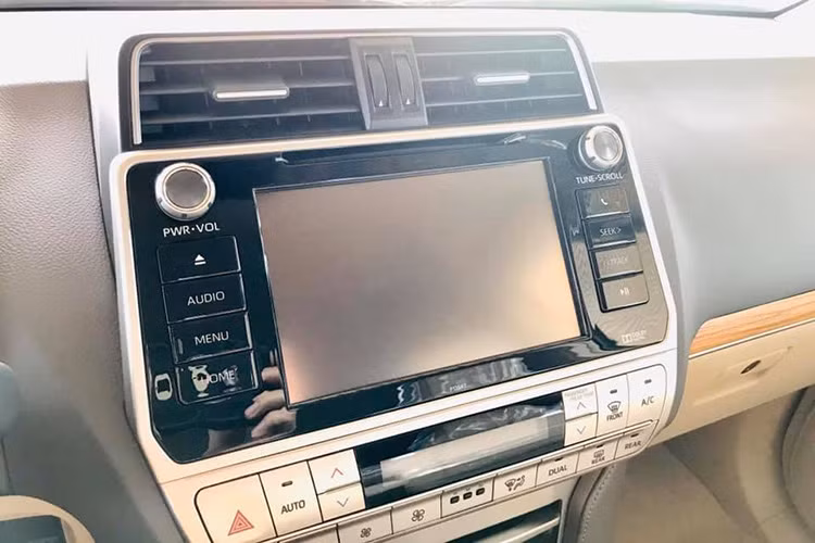 Hệ thống âm thanh của dòng xe Toyota Land Cruiser Prado 2020 cũng rất chất với 9 loa cùng đầu DVD, màn hình cảm ứng, USB, AUX, bluetooth. Và 1 điểm mới ở thế hệ này Prado đã có thêm cổng sạc pin điện thoại. Cùng với đó là chức năng khởi động bằng nút bấm hiện đại.