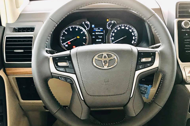 Vô lăng mới của xe trông rất thể thao. Đó là kiểu thiết kế 4 chấu với 2 chấu mạ bạc. Trên tay lái này hệ thống nút bấm điều chỉnh đa thông tin rất hiện đại. Cùng với đó, chi tiết này còn có thêm chức năng trợ lực thủy lực. Xe được trang bị hệ thống điều hòa tự động 3 vùng độc lập với hệ thống cửa gió ở hàng ghế sau. Bên cạnh đó, dòng xe này còn có hộc làm mát để chất nước chai, thức ăn lạnh,…
