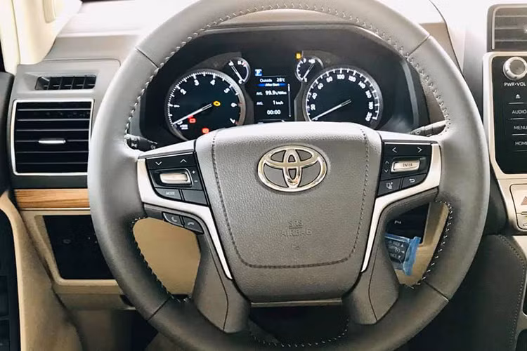 Vô lăng mới của xe trông rất thể thao. Đó là kiểu thiết kế 4 chấu với 2 chấu mạ bạc. Trên tay lái này hệ thống nút bấm điều chỉnh đa thông tin rất hiện đại. Cùng với đó, chi tiết này còn có thêm chức năng trợ lực thủy lực. Xe được trang bị hệ thống điều hòa tự động 3 vùng độc lập với hệ thống cửa gió ở hàng ghế sau. Bên cạnh đó, dòng xe này còn có hộc làm mát để chất nước chai, thức ăn lạnh,…