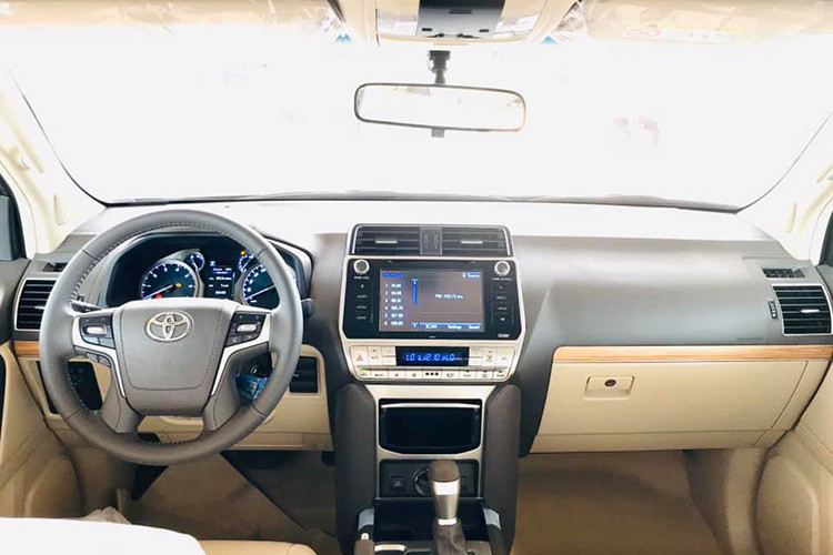Khoang nội thất Land Cruiser Prado 2020 cũng rất ấn tượng với sự kết hợp hài hòa giữa tính năng mới cùng những trang bị cũ. Theo đó, dòng xe này có 7 vị trí ghế. Tất cả đều được bọc da cao cấp. Trong đó, hàng ghế trước có khả năng chỉnh điện tiện lợi. Hàng ghế sau có thể gập, trượt 1 chạm và gập lưng 60:40. Hàng ghế 3 có thể gập phẳng 50:50.