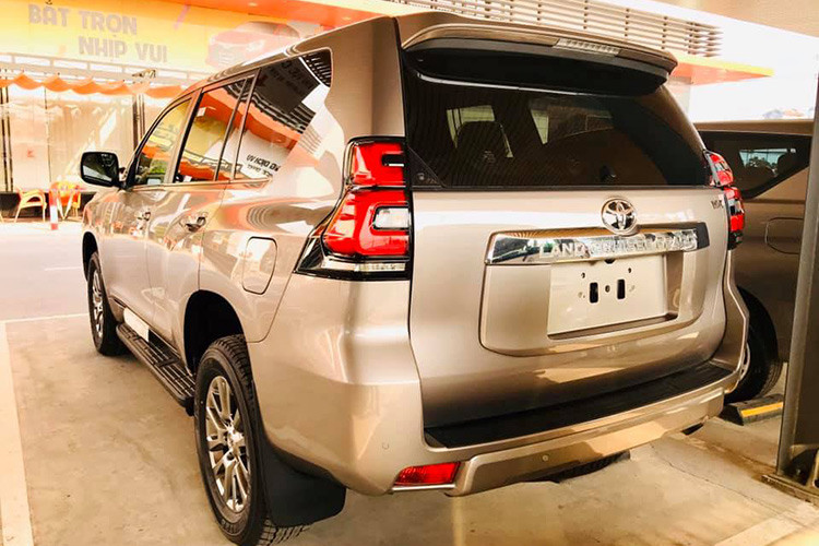 Đầu tiên chính là kích thước xe. Toyota Land Cruiser Prado bản nâng cấp 2020 vẫn sử dụng chiều dài cơ sở 2790 mm, các chiều dài, rộng, cao là 4840 x 1885 x 1845 mm. Cùng với đó là khoảng sáng gầm 215 mm. Đây là kích thước thể hiện rõ sự cao to, bề thế, đậm chất SUV của dòng xe này.
