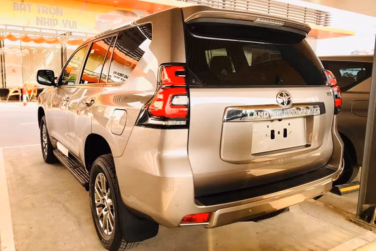 Đầu tiên chính là kích thước xe. Toyota Land Cruiser Prado bản nâng cấp 2020 vẫn sử dụng chiều dài cơ sở 2790 mm, các chiều dài, rộng, cao là 4840 x 1885 x 1845 mm. Cùng với đó là khoảng sáng gầm 215 mm. Đây là kích thước thể hiện rõ sự cao to, bề thế, đậm chất SUV của dòng xe này.