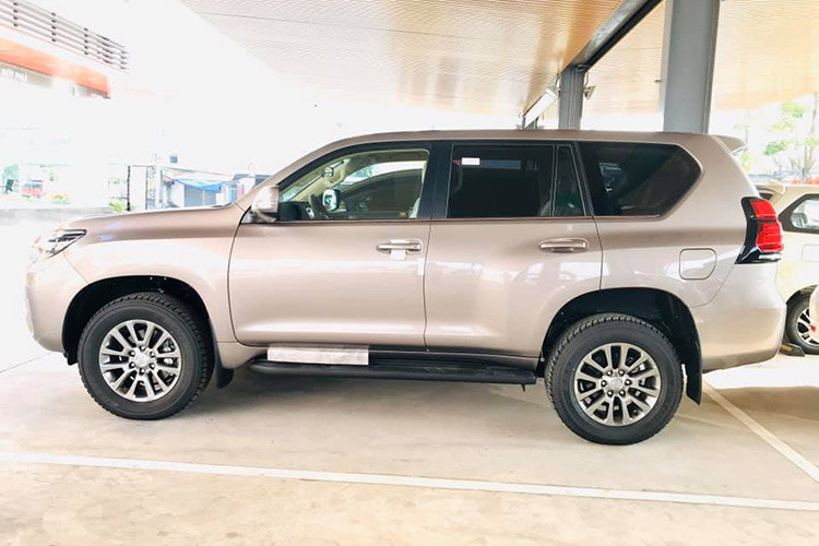 Toyota Land Cruiser Prado 2020 mới không thay đổi quá lớn ở phần ngoại thất so với bản cũ. Dòng xe này chỉ có vài điểm thay đổi và chủ yếu là nâng cấp tính năng. Do đó, người xem dễ dàng bắt gặp lại những chi tiết từ thế hệ cũ.