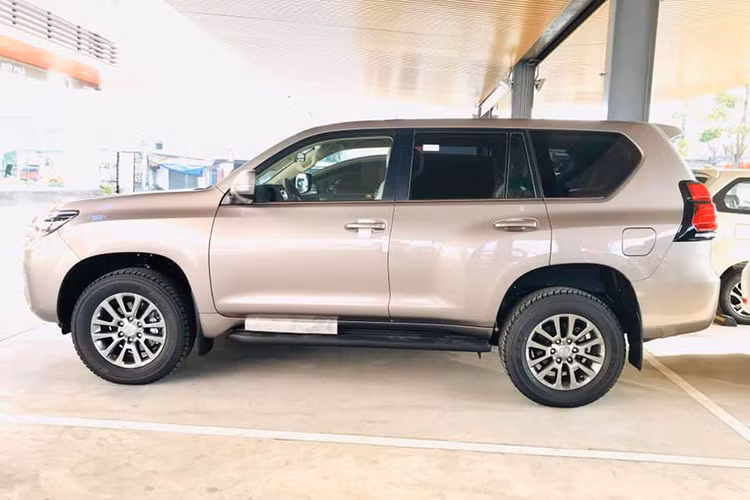 Toyota Land Cruiser Prado 2020 mới không thay đổi quá lớn ở phần ngoại thất so với bản cũ. Dòng xe này chỉ có vài điểm thay đổi và chủ yếu là nâng cấp tính năng. Do đó, người xem dễ dàng bắt gặp lại những chi tiết từ thế hệ cũ.
