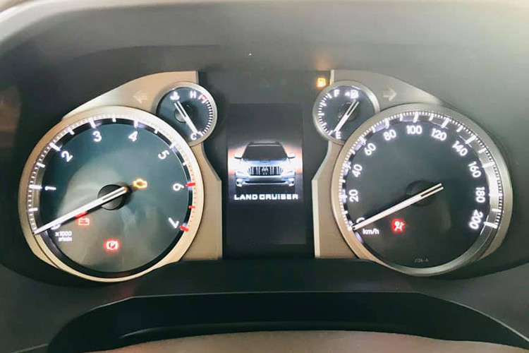 Phía sau tay lái là cụm đồng hồ đa thông tin. Cụm thiết bị này được thiết kế kiểu 2 đồng hồ và 1 màn hình chính giữa. Và tất nhiên, cụm đồng hồ này hiển thị đầy đủ các thông tin vận tốc xe, vòng tua động cơ, mức nhiệu, quãng đường đã đi,… Qua đó, người lái có thể quan sát và đưa ra hướng xử lý thích hợp.