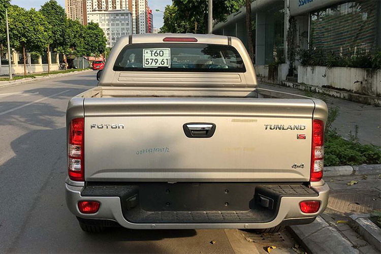 Trong khi đó, hệ thống treo sau của xe là dạng nhíp. Mẫu xe bán tải Trung Quốc này bị bắt gặp lần đầu trên đường phố Hà Nội mang màu sơn ngoại thất xám và trắng. Mẫu xe bán tải Foton Tunland này sở hữu vô lăng trợ lực thủy lực và hệ thống phanh đĩa thông gió cho cả 4 bánh.