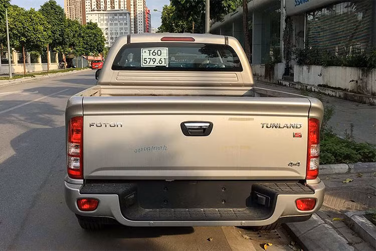 Trong khi đó, hệ thống treo sau của xe là dạng nhíp. Mẫu xe bán tải Trung Quốc này bị bắt gặp lần đầu trên đường phố Hà Nội mang màu sơn ngoại thất xám và trắng. Mẫu xe bán tải Foton Tunland này sở hữu vô lăng trợ lực thủy lực và hệ thống phanh đĩa thông gió cho cả 4 bánh.