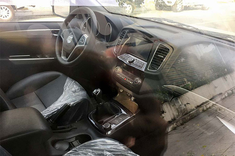 Không gian nội thất của xe cũng khá tươm tất. Ghế và và vô-lăng được bọc da (có nhiều nút điều khiển các chức năng) và màn hình trung tâm. Các công nghệ an toàn theo nhà sản xuất công bố có thể kể đến như hệ thống cân bằng điện tử, phanh ABS, phân phối lực phanh EBD, chống trượt, hỗ trợ đổ đèo và khởi hành ngang dốc.