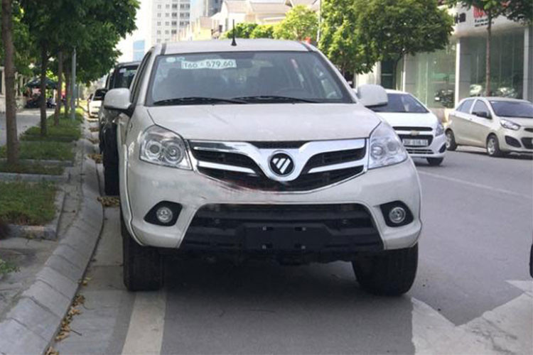 Thiết kế đầu xe có lưới tản nhiệt 2 nan tạo hình chữ V cỡ lớn, nằm chính giữa là logo Foton. Ngoài ra, ốp gương chiếu hậu ngoài cũng có cùng màu với thân xe. Hệ thống khung gầm của xe bằng thép và thiết kế rời kết hợp cùng hệ thống treo trước dạng xương đòn kép.