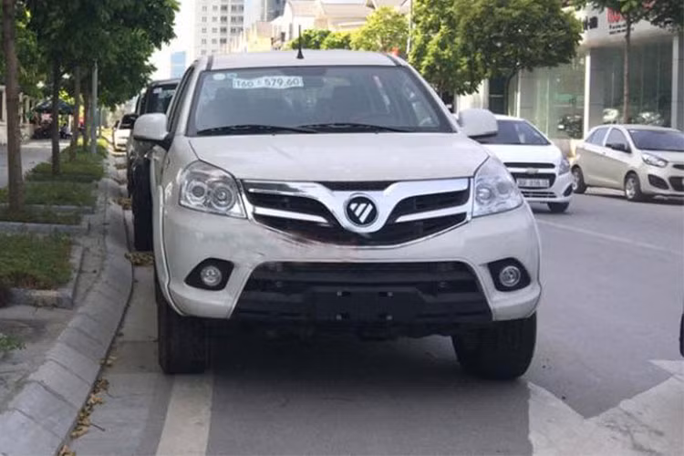 Thiết kế đầu xe có lưới tản nhiệt 2 nan tạo hình chữ V cỡ lớn, nằm chính giữa là logo Foton. Ngoài ra, ốp gương chiếu hậu ngoài cũng có cùng màu với thân xe. Hệ thống khung gầm của xe bằng thép và thiết kế rời kết hợp cùng hệ thống treo trước dạng xương đòn kép.