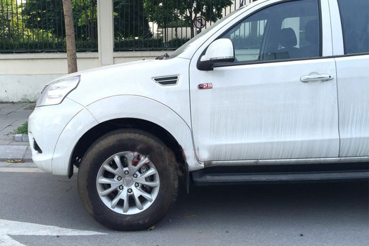 Chiều dài tổng thể của Foton Tunland so với "vua bán tải" Ford Ranger Wildtrak cao cấp nhất ngắn hơn 45 mm, trong khi chiều dài cơ sở ngắn hơn 115 mm. Tuy nhiên, kích thước chiều rộng lại hơn 20 mm và chiều cao hơn hẳn 22 mm. Xe sở hữu bộ lốp kích cỡ 265/65R17 kèm vành đa chấu có kích cỡ 17 inch, gương chiếu hậu tích hợp đèn báo rẽ.