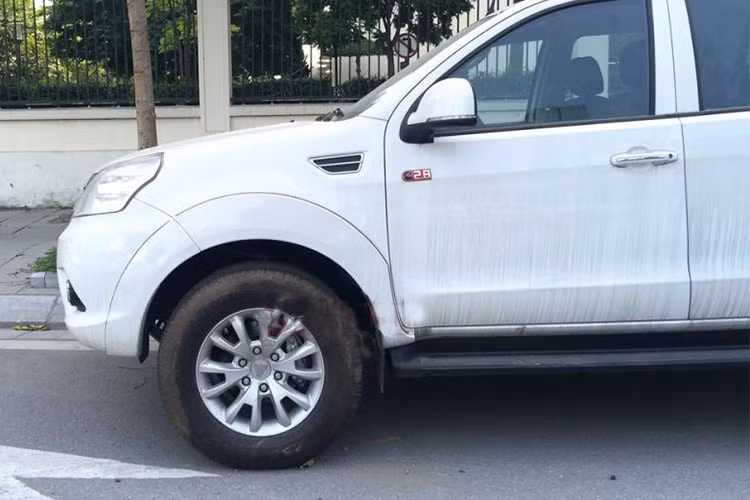 Chiều dài tổng thể của Foton Tunland so với "vua bán tải" Ford Ranger Wildtrak cao cấp nhất ngắn hơn 45 mm, trong khi chiều dài cơ sở ngắn hơn 115 mm. Tuy nhiên, kích thước chiều rộng lại hơn 20 mm và chiều cao hơn hẳn 22 mm. Xe sở hữu bộ lốp kích cỡ 265/65R17 kèm vành đa chấu có kích cỡ 17 inch, gương chiếu hậu tích hợp đèn báo rẽ.