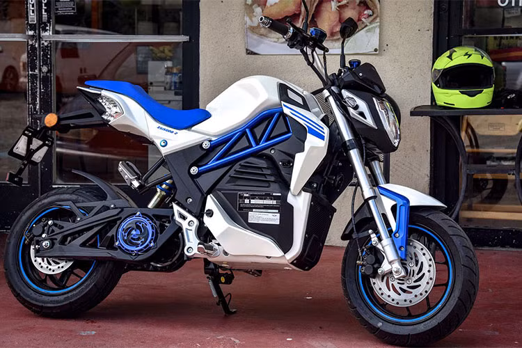 Vào hồi tháng 1/2018 vừa qua, công ty sản xuất xe hai bánh California Scooter (CSC) đã chính thức cho ra mắt mẫu xe môtô điện Mỹ - CSC City Slicker. Được biết, mẫu xe này sẽ nhắm đến thị trường đông dân nhất thế giới khi mà việc tạo điều kiện cho loạt "xe xanh" lăn bánh nhằm giảm ô nhiễm khí thải đang ngày một tăng cao tại đây.