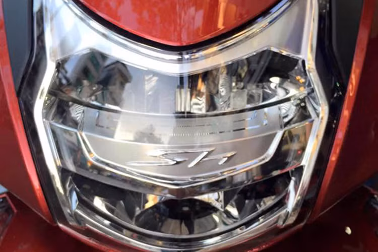 Ngoại hình SH300i phiên bản mới này đã thay đổi hoàn toàn từ trước ra sau đến từng chi tiết.