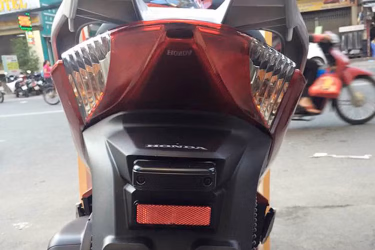 Các đèn LED mới ở trước và sau không chỉ tạo hình ảnh ấn tượng mà còn giúp cho việc chiếu sáng an toàn hơn.