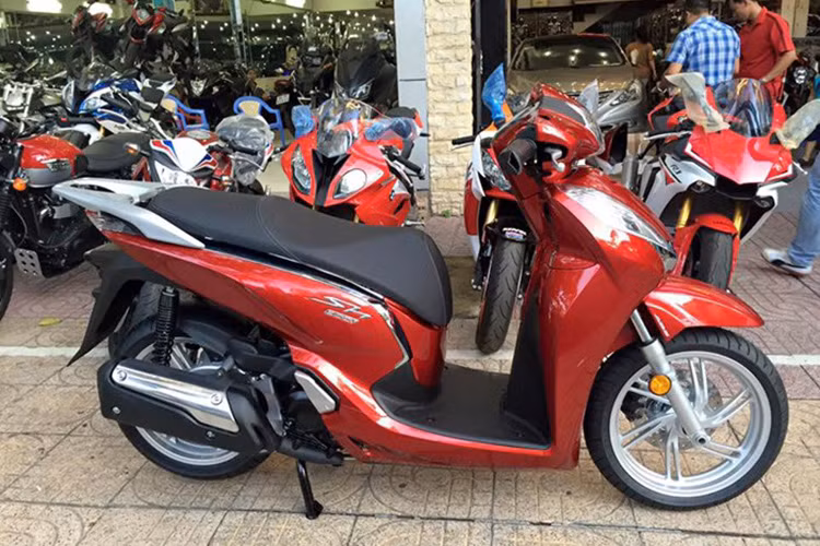 Honda SH300i 2015 đầu tiên về Việt Nam, giá xe sau khi ra biển số vào khoảng 14.000 USD với chiếc màu đỏ, và 14.200 USD nếu khách chọn màu trắng.