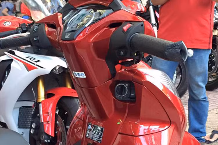 SH300i mới được giữ độ cao yên ngồi lái 805mm để đảm bảo độ an toàn (độ cao yên xe cũ là 785mm).