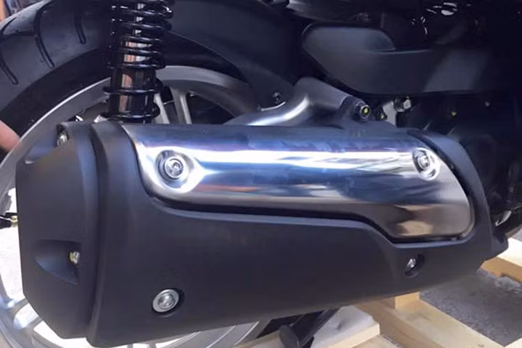  Honda trang bị cho SH300i mới động cơ xi lanh đơn dung tích 279cc phun xăng điện tử PGM-FI làm mát bằng chất lỏng. Nhờ công nghệ ma sát thấp, xe mới tiết kiệm nhiên liệu hơn. 