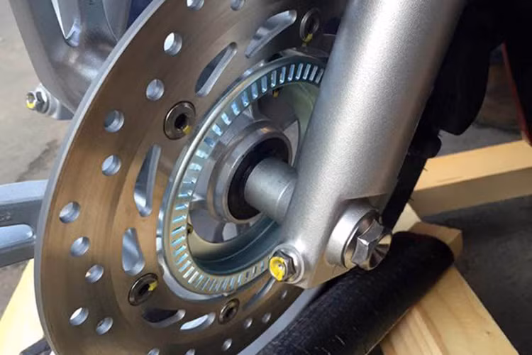 Vành xe mới với 6 chấu kép thanh thoát hơn so với 6 chấu đơn ở mẫu cũ, đi kèm hệ thống chống bó cứng phanh ABS tiêu chuẩn.