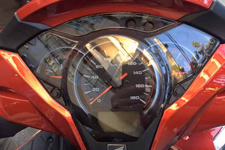 Về Tổng quan, SH300i mới nhìn thanh thoát và tinh tế hơn so với phiên bản cũ.