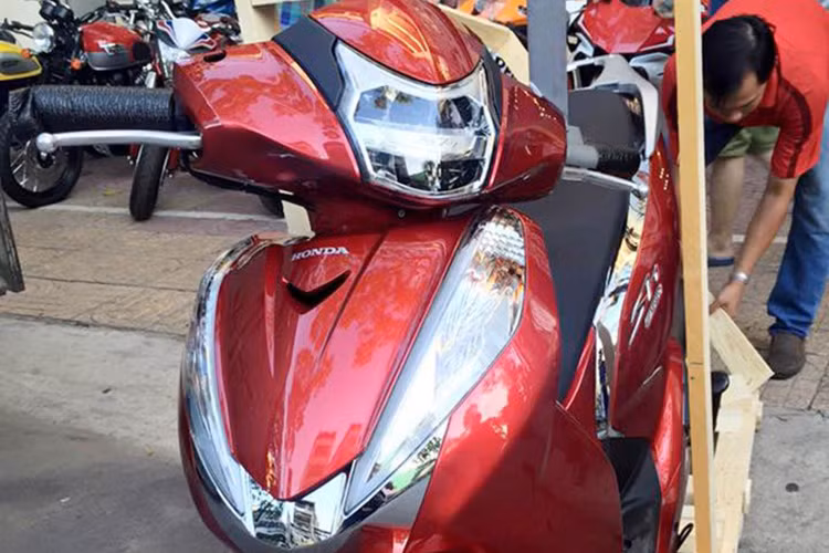 Dù khó phân biệt song mẫu SH300i 2015 có tư thế ngồi lái thẳng hơn một chút để lái xe thoải mái hơn và tối ưu tầm nhìn.