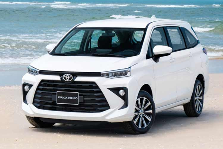 So với Veloz Cross, Toyota Avanza Premio rẻ hơn đáng kể nên cũng có thiết kế và trang bị kém ấn tượng hơn. Bù lại, Toyota Avanza Premio hiện là một trong những mẫu xe MPV rẻ nhất tại Việt Nam.