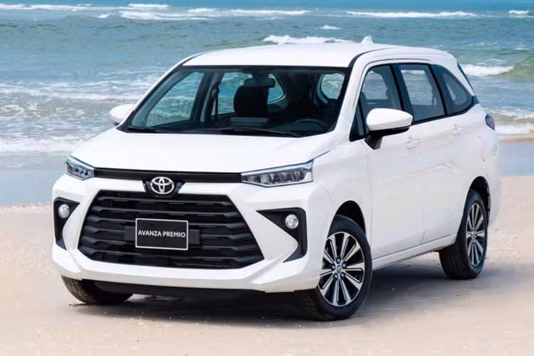 So với Veloz Cross, Toyota Avanza Premio rẻ hơn đáng kể nên cũng có thiết kế và trang bị kém ấn tượng hơn. Bù lại, Toyota Avanza Premio hiện là một trong những mẫu xe MPV rẻ nhất tại Việt Nam.