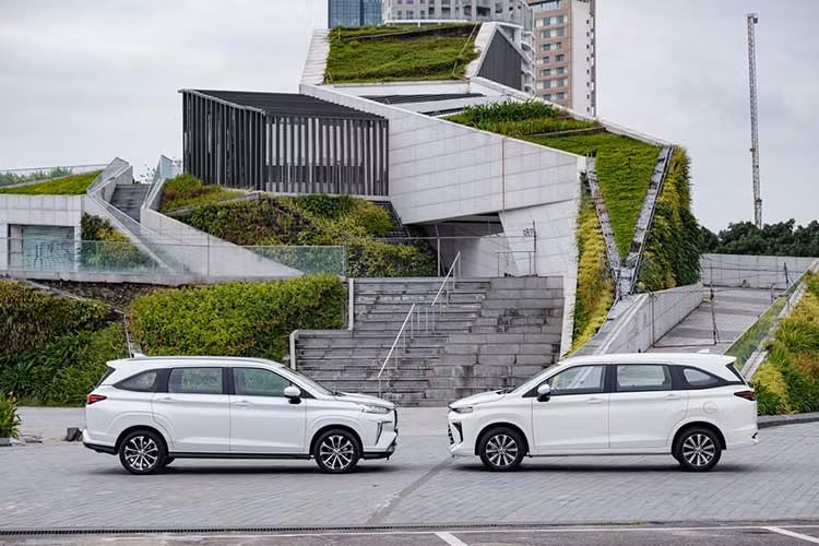 Hiện Toyota Veloz Cross tại Việt Nam có giá dao động từ 658 - 698 triệu đồng cho 2 phiên bản. Với chương trình ưu đãi 100% lệ phí trước bạ, khách hàng sẽ tiết kiệm số tiền từ 66 - 70 triệu đồng khi làm thủ tục đăng ký.