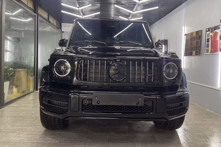 Giá xe Mercedes-AMG G63 Edition 55 bản kỷ niệm có mức đề xuất chính hãng tương ứng cho khách Việt là 12,61 tỷ đồng và 12,85 tỷ đồng. Mức giá này cao hơn Mercedes-AMG G63 bản facelift khoảng 860 triệu đồng - 1,1 tỷ đồng.