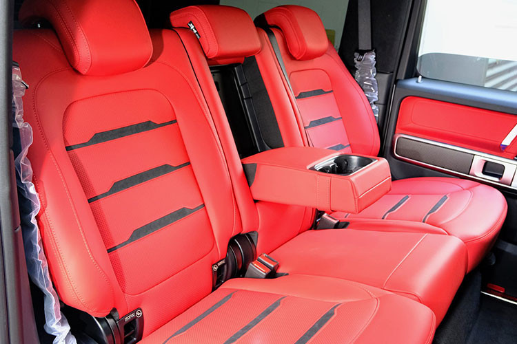 Cung cấp sức mạnh cho Mercedes-AMG G63 Edition 55 vẫn là động cơ tăng áp kép V8 4.0L sản sinh công suất 577 mã lực và mô-men xoắn cực đại 850 Nm. Đi kèm là hộp số tự động 9 cấp 9G-Tronic kết hợp với hệ dẫn động 2 cầu chủ động cùng 3 khóa vi sai, nhằm tối ưu khả năng vượt địa hình.