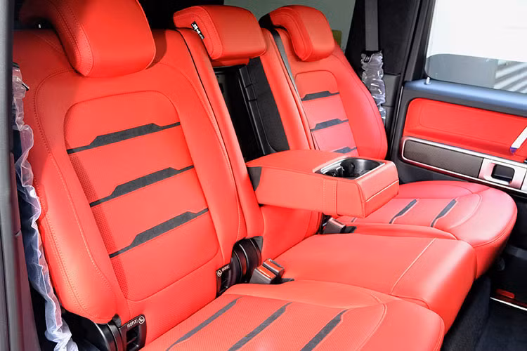 Cung cấp sức mạnh cho Mercedes-AMG G63 Edition 55 vẫn là động cơ tăng áp kép V8 4.0L sản sinh công suất 577 mã lực và mô-men xoắn cực đại 850 Nm. Đi kèm là hộp số tự động 9 cấp 9G-Tronic kết hợp với hệ dẫn động 2 cầu chủ động cùng 3 khóa vi sai, nhằm tối ưu khả năng vượt địa hình.