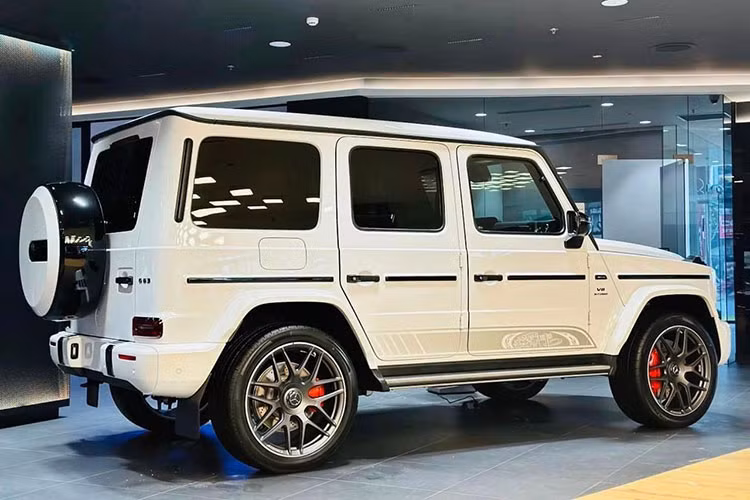 Mercedes-AMG G63 Edition 55 không khác biệt về thiết kế so với bản thường. Xe được trang bị gói AMG Night Package, đèn chiếu sáng trước vẫn có công nghệ LED Multibeam. Bộ tem kỷ niệm trên thân xe cùng mâm hợp kim 22 inch màu đen, đồng thời nắp xăng cũng có ký hiệu riêng là những điểm giúp phân biệt với bản G63 thông thường.