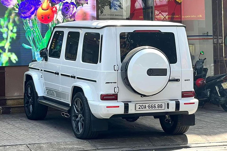 Theo đó, hai chiếc Mercedes-AMG G63 Edition 55 tại Thái Nguyên gồm 1 chiếc màu đen và 1 chiếc màu trắng. Trong đó, chiếc Mercedes-AMG G63 Edition 55 màu trắng G Manufaktur Opalite White hiện đã được ra biển số. Thậm chí, biển xe còn thuộc hàng “cực phẩm”, 20A-666.88. Chiếc còn lại màu đen hiện vẫn chưa được ra biển. 