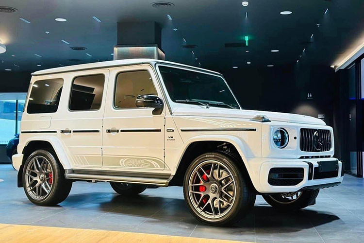 Tại thị trường Việt Nam, Mercedes-AMG G63 Edition 55 đặc biệt chỉ được phân phối đúng 10 chiếc, trong khi tại Mỹ cũng chỉ được phân phối 55 chiếc. Xe có hai tùy chọn màu sắc gồm đen Obsidian Black Metallic và trắng G Manufaktur Opalite White. Đáng chú ý, hiện các đại gia Thái Nguyên sở hữu tới 2 chiếc xe này.
