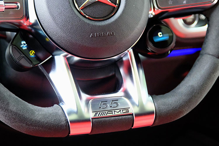 Là phiên bản giới hạn, xe được trang bị nhiều tiện ích cao cấp, hiện đại như: cụm màn hình đồng hồ - giải trí đều có kích thước 12,3 inch, loa Burmester, đèn viền trang trí nội thất 64 màu, điều hòa tự động ba vùng độc lập, cửa sổ trời, ghế chỉnh điện, sưởi và làm mát ghế trước.