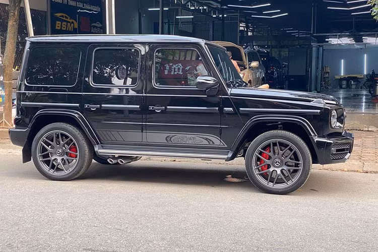 Chiếc SUV hạng sang Mercedes-AMG G63 Edition 55 đặc biệt phân phối giới hạn đúng 10 chiếc tại Việt Nam này chỉ mất thời gian tăng tốc từ vị trí xuất phát lên 100 km/h trong 4,5 giây trước khi đạt vận tốc tối đa 220 km/h.