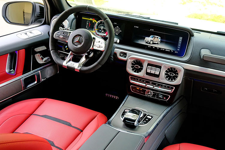 Nội thất của xe sử dụng nhiều chất liệu cao cấp như sợi carbon, sợi tổng hợp Dinamica và da Nappa với tông màu chủ đạo đỏ và đen. Huy hiệu “AMG 55” được trang trí trên vô lăng, ốp bệ tựa tay. Thảm sàn màu đen, khâu thêm viền đỏ và chữ “Edition 55” tạo điểm nhấn.