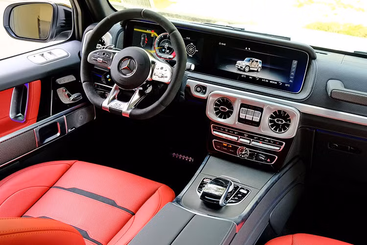 Nội thất của xe sử dụng nhiều chất liệu cao cấp như sợi carbon, sợi tổng hợp Dinamica và da Nappa với tông màu chủ đạo đỏ và đen. Huy hiệu “AMG 55” được trang trí trên vô lăng, ốp bệ tựa tay. Thảm sàn màu đen, khâu thêm viền đỏ và chữ “Edition 55” tạo điểm nhấn.