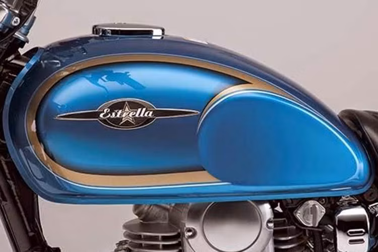 Xe sở hữu mặt bình xăng rộng và mềm mại với dung tích lớn, thân xe thiết kế với nhiều chi tiết bóng bẩy nhằm tạo cảm giác cao cấp. Với phiên bản tiêu chuẩn, người dùng có thể tuỳ chọn các màu xanh Caribbean pha trắng hoặc màu cam pha trắng.