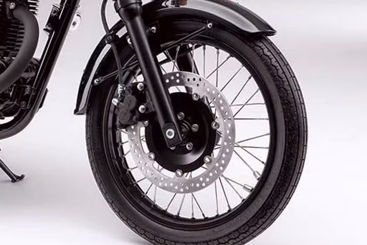 Xe sở hữu hệ thống treo gồm phuộc trước dạng ống lồng 39 mm và giảm xóc sau dùng giảm chấn hiệu ứng kép với lò xo ống lồng. Đi kèm với đó là phanh đĩa trước đường kính 330mm.