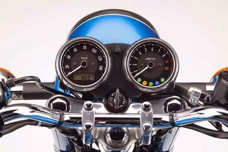  Vẻ cổ điển trên mẫu xe môtô Kawasaki Estrella 250 không chỉ thể hiện ở kiểu dáng mà còn thể hiện với cụm đèn công-tơ-mét tròn đơn giản. Cụm điều khiển bên trái với còi, đèn pha, xi nhan và đèn báo ưu tiên. Cụm điều khiển bên trái với hệ thống đề, công tắc khởi động.