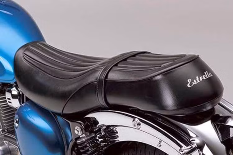 Yên xe với phong cách cổ điển, đèn hậu và hai xi nhan vẫn giữ nguyên nét đặc trưng của dòng xe này. Đối với phiên bản đặc biệt, sơn xe có màu xanh đen khá độc đáo và nhiều chi tiết mạ crôm trên phiên bản tiêu chuẩn như phuộc, ống xả được sơn màu đen nhám.