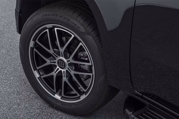 Tổng thể xe nổi bật với cụm mâm đa chấu kích thước 20 inch (BRABUS Monoblock X) đi cùng với 3 hãng lốp là đối tác của Brabus cho khách hàng lựa chọn là: Continental, Pirelli và YOKOHAMA (285/45 R 20).